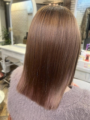 ナチュラルベージュはストレートが似合う