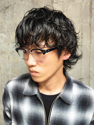 外ハネ　パーマ　ツーブロックマッシュ黒髪束感