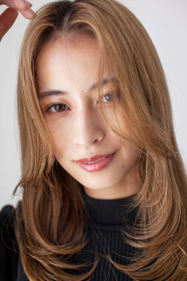 センターパートレイヤースタイル