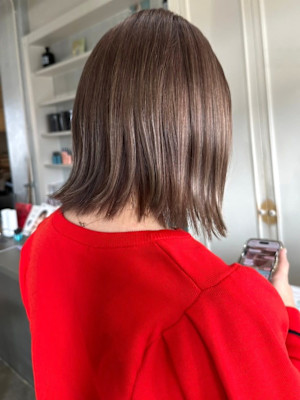 ベージュカラー　レイヤーボブ　アッシュグレージュ　くびれ