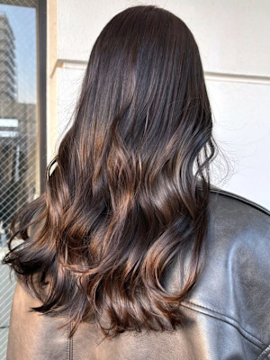 髪質改善　美髪　ダークブラウン　ゆる巻きロング　艶髪カラー