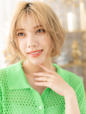 ナチュラルハイトーン前下がり小顔こなれボブ　ホワイトブロンド