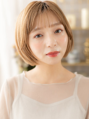 透明感シルキーベージュ小顔切りっぱなしボブ　フェザーショート