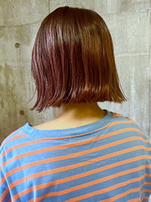 ピンクベージュ　外ハネボブ　デザインカラー　艶感