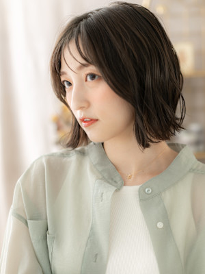 外ハネアッシュグレージュ小顔クセ毛風ボブ　くすみベージュ