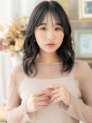 大人ガーリーゆるふわミディグレージュカラー　韓国風巻き