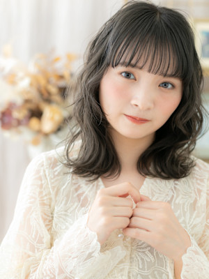 大人かわいい暗髪ミディアムレイヤーウルフ　韓国風巻き