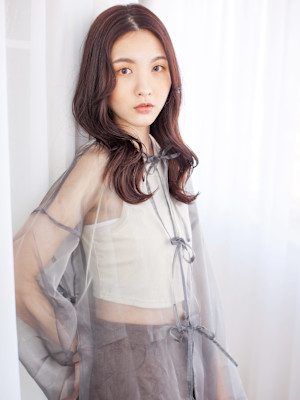 小顔に見せるセンターパートスタイル