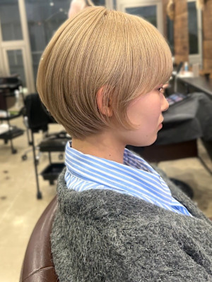 ショートボブ　抜きっぱなしブロンド　似合わせカット　小顔