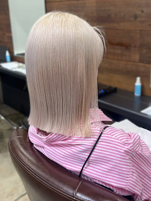 ホワイトグレージュ　透明感　艶髪　切りっぱなし　ケアブリーチ