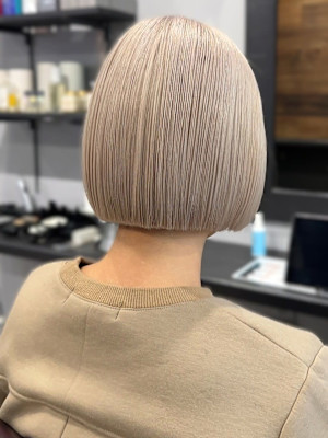 切りっぱなしボブ　ケアブリーチ　ホワイトミルクティーベージュ