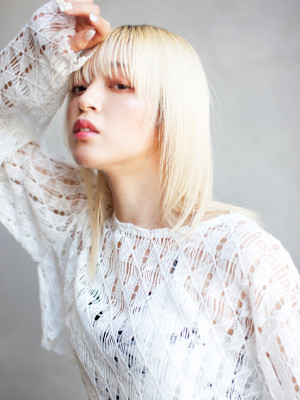 ミディアムレイヤー×ホワイトブロンド