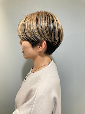 2025年人気アンブレラカラー前髪長めハンサムショート赤羽美