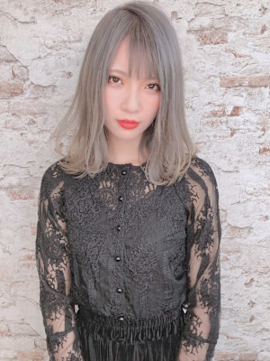 ホワイトカラー×ミディアムスタイル