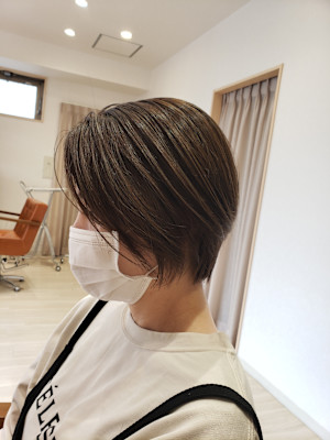 ナチュラルストレートのタイトなヘア