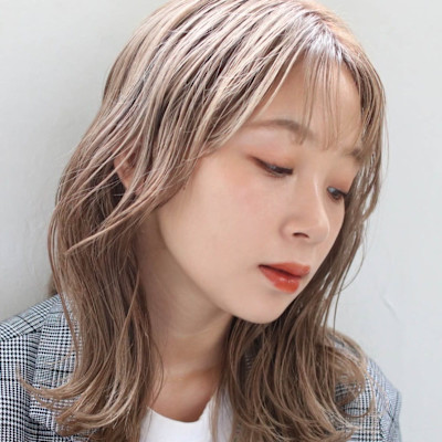 顔周りレイヤー外ハネミディ
