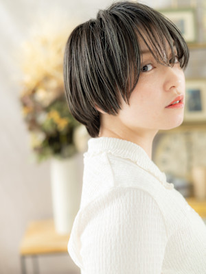 カーキグレージュ小顔束感マッシュショート　フェザーショート