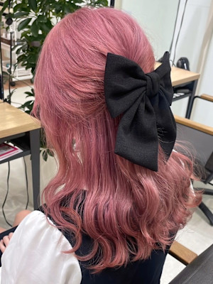 ピンクカラー　ハーフアップ　ヘアアレンジ　リボン