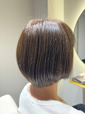 グリーン濃いめのオリーブカラー×ショート