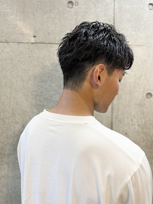 メンズパーマ ツーブロック スパイキーショート センターパー