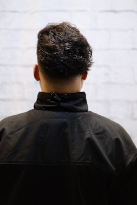 癖毛を活かしたかき上げヘア×スキンフェード