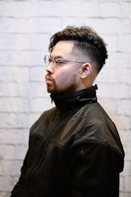 癖毛を活かしたかき上げヘア×スキンフェード