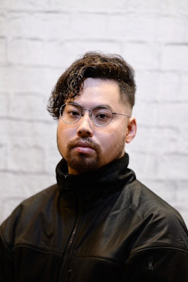 癖毛を活かしたかき上げヘア×スキンフェード