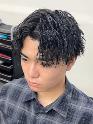 メンズセンターパート　ツイストスパイラルパーマ