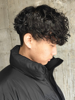 プードルスパイラルパーマ　ツーブロック　マッシュ　黒髪　束感