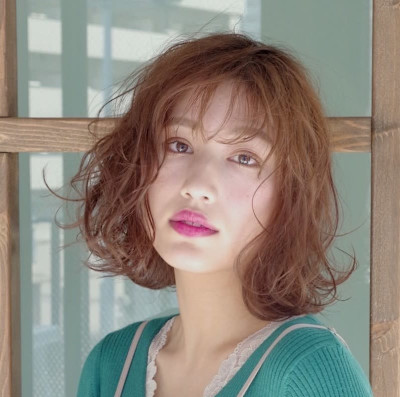 カーリー外ハネ切りっぱなしボブ