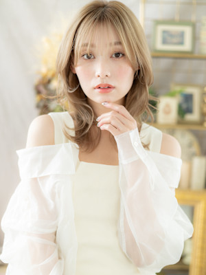 外国人風イヤリングカラーモテ髪くびれミディ　韓国風巻き