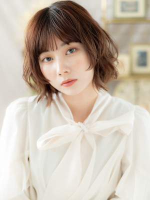 レイヤーボブパーマ前下がりウルフミディアム　くすみベージュ