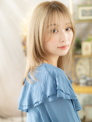 顔まわりレイヤーハイトーンカラーセミディ　ホワイトブロンド