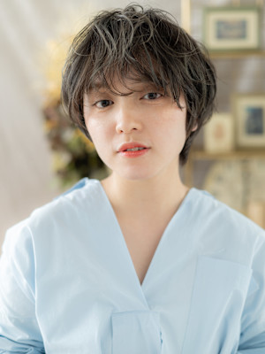 オリーブアッシュくせ毛風フェザーショート　細めハイライト