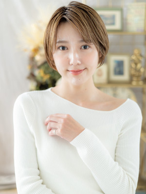 外国人風細めハイライト小顔前髪なしショート　フェザーショート