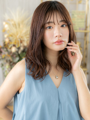 抜け感ミディアムレイヤーカットウェットヘア　韓国風巻き