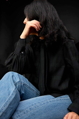 シンプル×華やか。黒髪パーマが魅せる二面性のエレガンス