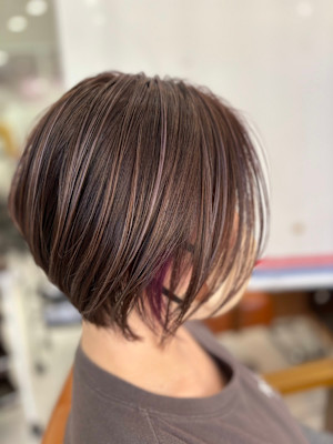 白髪をおしゃれに活かして楽しむ大人のグレイヘア（ハーフ）