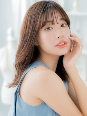 抜け感ミディアムレイヤーカットウェットヘア　マロンベージュ