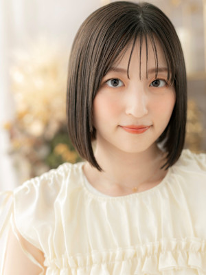 ツヤ感美髪アッシュブラック切りっぱなしボブ　刈上げボブ