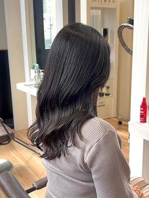 オイルカラーでツヤ感たっぷりダークグレージュ◎