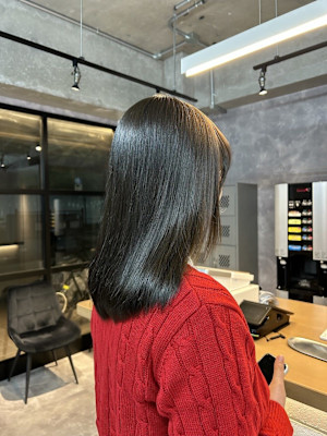 オリーブベージュ×内巻きミディ