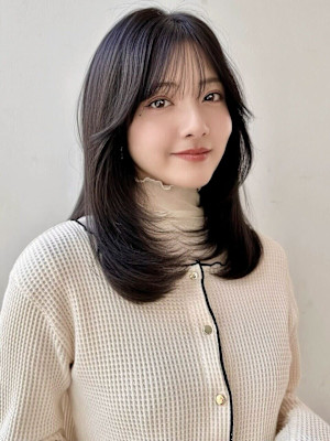 20代30代40代ミディアムヘアレイヤーカットダークグレージ