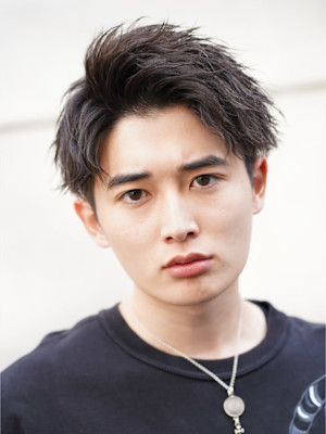 サイドパート　アップバングショート