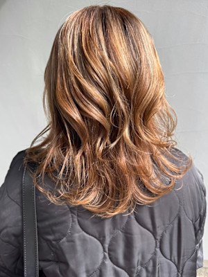 ミルクティーベージュ　ミディアムレイヤー　ゆる巻きアレンジ