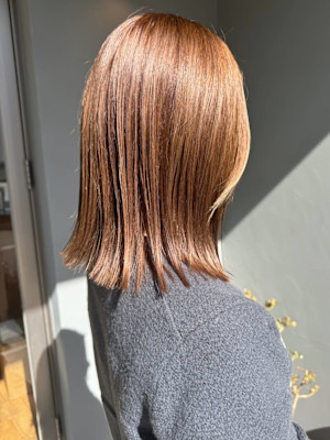 艶髪ハイトーン　ミディアム　ぱつっと　ベージュカラー
