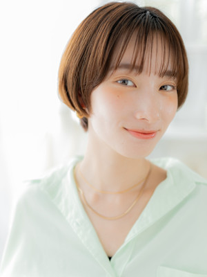 小顔ショートカットレイヤーヘルシースタイル　フェザーショート