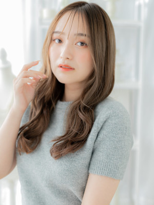 カーキグレージュ顔回りレイヤーこなれロング　細めハイライト