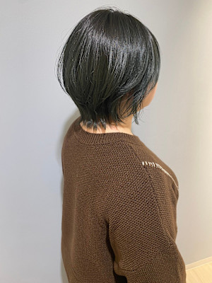 くびれ外ハネショートネイビーブラック前髪長め