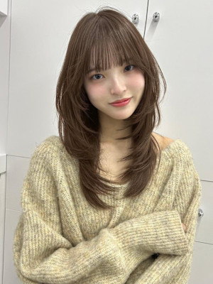 柔らかい質感のベージュカラー ロングハイレイヤー